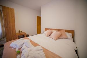 乌日策Užički konak的一间卧室配有一张带白色毛巾的床