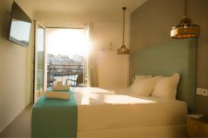 阿基欧斯尼古拉斯Hotel Port 7- Boutique Collection的一间卧室设有一张大床和窗户
