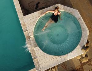 Los Duarte杜阿尔特角花园宾馆的游泳池中女人的头脑