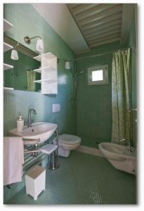萨尔扎纳卡萨利罗梅酒店的绿色浴室设有水槽和卫生间