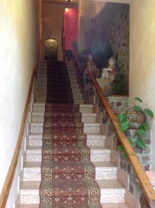QuintanillaPosada Rural Peñasagra的楼里有地毯的楼梯