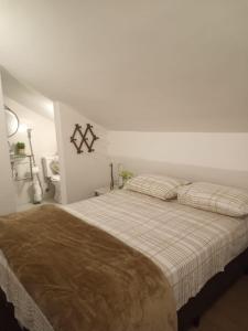 彼得罗波利斯Apartamento Temporada Palácio Quitandinha em Petrópolis RJ的白色卧室配有带2个枕头的床