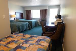 帕克斯维尔天虹汽车旅馆的配有一张床和一张书桌的酒店客房