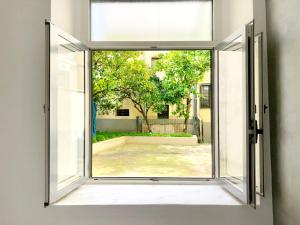 韦纳夫罗ALCENTRO Orange Home的开放式窗户享有庭院的景致。