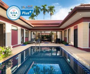 班巴克洛Boutique Resort Private Pool Villa - SHA Extra Plus的别墅,别墅内设有一个游泳池