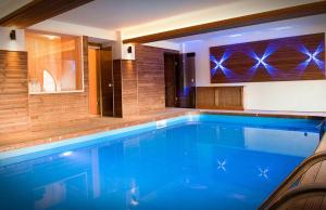 瓦特拉多尔内多纳多内酒店的一座游泳池,位于一座拥有大型蓝色游泳池的酒店