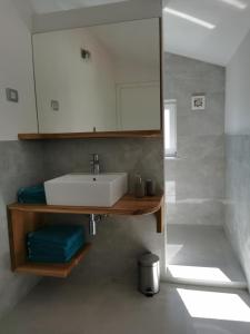 塞科夫列Apartments Casa Tijola的一间带水槽和镜子的浴室