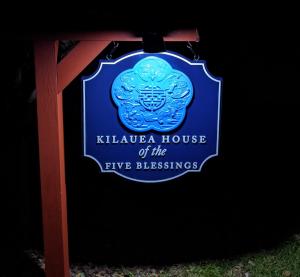 沃尔卡诺Kilauea House的五个福音的杀手之家的标志