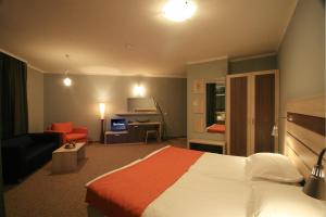 索佐波尔Blue Orange Beach Resort的酒店客房设有床和客厅。