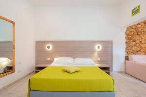 卡利亚里Bardilio Luxury Rooms的一间卧室配有一张带黄色毯子的大床