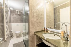 萨沃纳My Luxury Suites - Executive的一间带水槽、淋浴和卫生间的浴室