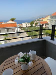 巴什卡沃达Apartments Adria的海景阳台上的桌子