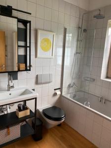 格拉弗瑙Ferienhaus Waldhaus的浴室配有卫生间、盥洗盆和浴缸。