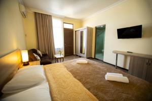 科布列季Hotel Chveni Ezo的酒店客房设有床和客厅。