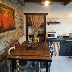 IllasAl Alba Alojamiento Rural的一间厨房,内设一张木桌