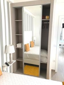 纳扎雷Duarte Houses - Casa T1 N - com vista mar的镜子,床上和灯