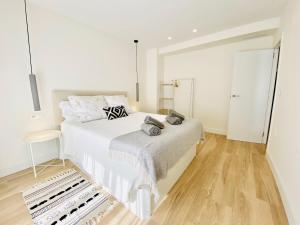 埃尔切Casa Natura Elx的白色卧室设有一张大床和木地板