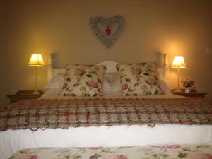 康格尔顿拉德斯戴尔住宿加早餐旅馆的一张带两个枕头的床,墙上有心