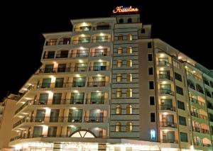 阳光海滩卡罗丽娜酒店的上面有 ⁇ 虹灯标志的建筑