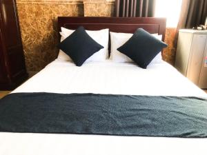 归仁La Cactus Hotel 2的一张大床,上面有两个枕头