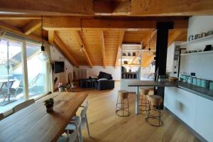 蒙多维La Pentajota • camera con vista的一间厨房和带大木桌的客厅