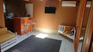 布达佩斯BpR P3 Lodge Apartment with A/C的一间设有一张婴儿床和一张桌子的房间和一间厨房