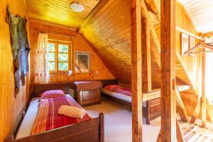 卢捷纳普德克利诺夫琴Chata Kalahari Klínovec的小木屋内一间卧室,配有两张床