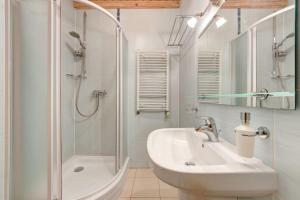 布克维Mini Hotel Laplandiya的白色的浴室设有水槽和淋浴。