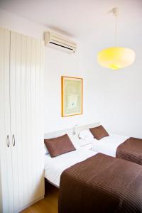 巴塞罗那克拉里斯公寓式酒店的白色墙壁客房的两张床