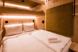 汉堡CAB20的一间卧室配有带白色床单和枕头的床。