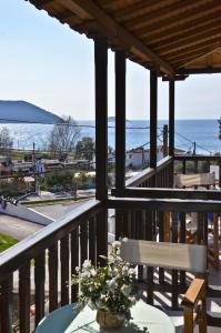 尼欧克利马Aris Junior Studios Neo Klima Skopelos的阳台配有桌子,享有海景。