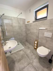 瓦拉什斯凯梅济日奇Sport HOTEL Bečva的一间带水槽和卫生间的浴室