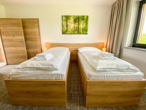 瓦拉什斯凯梅济日奇Sport HOTEL Bečva的带窗户的客房内设有两张单人床。