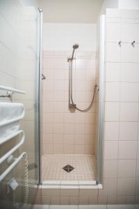 罗兹Stacja Nowa Gdynia Bed & Breakfast的浴室里设有玻璃门淋浴