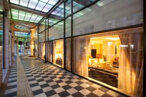 雅典雅典美利亚酒店的享有带 ⁇ 形地板的建筑景致