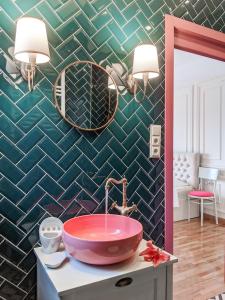 库塔伊西Boutique Apartment - Signature的浴室设有粉红色的盥洗盆和镜子