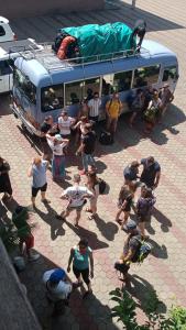 阿鲁沙国际慈善酒店的一群站在公共汽车前的人