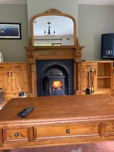 基拉尼Eagles Lodge的客厅设有壁炉和木制咖啡桌。