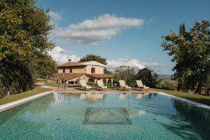 斯坎萨诺Terenzi Hospitality & Wine的房屋前的游泳池