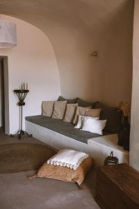伊亚Spitia Santorini Villa Collection的一间卧室配有一张大床和枕头