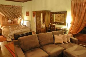 帕莱斯潘蒂雷蒙万神殿奢华旅馆的客厅配有沙发和1张床