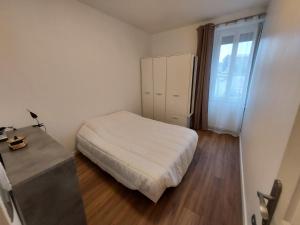 Saint-Juéry-les-AzalateAPPART ALBI 120 m2的一间小卧室,配有床和窗户