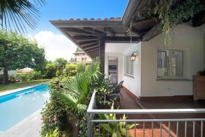 多马索Luxury Country House Domaso的房屋旁带游泳池的房子