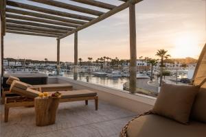 卡兰博希Lago Resort Menorca - Suites del Lago Adults Only的享有码头景致的客厅