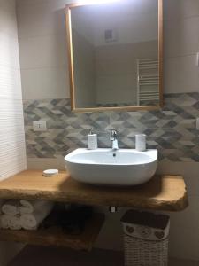 莫诺波利LE RONDINI HOUSE的浴室设有白色水槽和镜子
