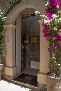 锡拉库扎Palazzo Salomone的商店入口,带鲜花的玻璃门