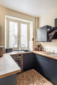 圣马洛Le Traou Mad - Au cœur de l'Intra-muros的一个带水槽和洗碗机的厨房
