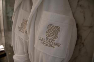 锡拉库扎Palazzo Salomone的背面带有标志的白色衬衫