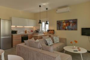 科基诺斯皮格斯Thetis Beach Suites的带沙发的客厅和厨房