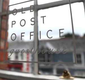 斯莱恩Old Post Office的大楼前邮局的标志